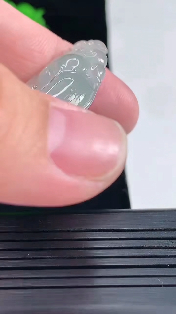 天然A货翡翠如意吊坠，尺寸35-20-6重量:6.5g
5月18日