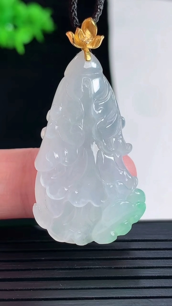 天然A货翡翠白菜吊坠，尺寸37.5-23-9重量:10.26g
5月18日