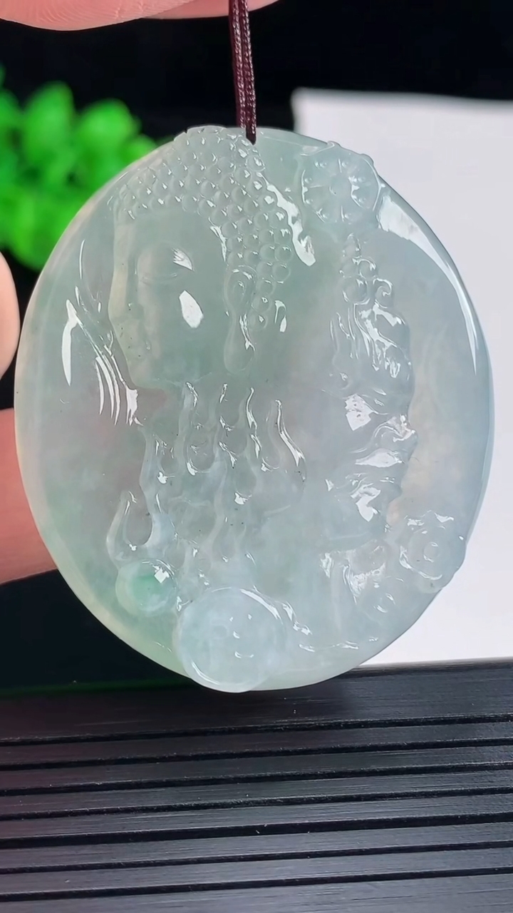 天然A货翡翠一念之间吊坠，尺寸47-40.6-5.8重量:24.75g
5月18日