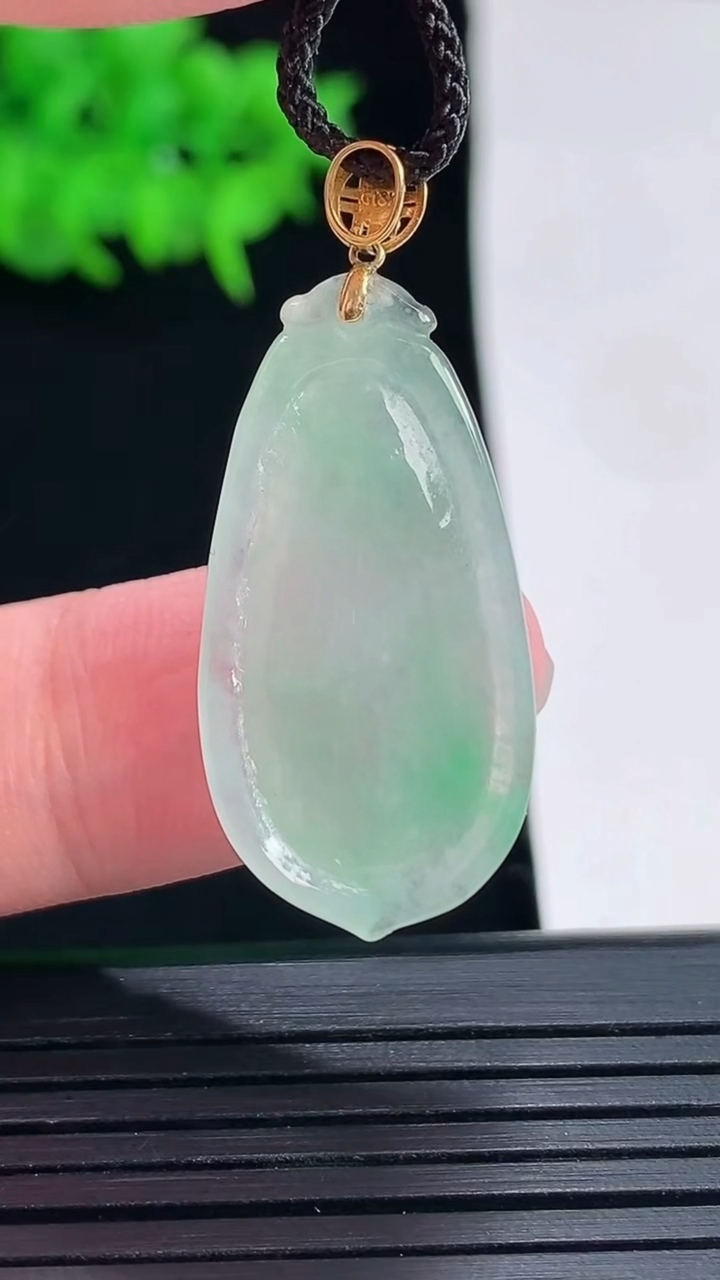 天然A货翡翠福瓜吊坠，尺寸29.6-15-4重量:3.27g
5月18日