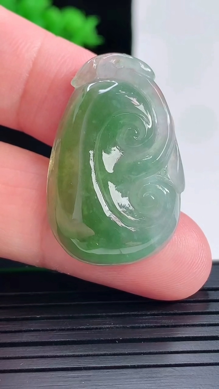 天然A货翡翠如意吊坠，尺寸33.5-21-6重量:7.86g
5月18日