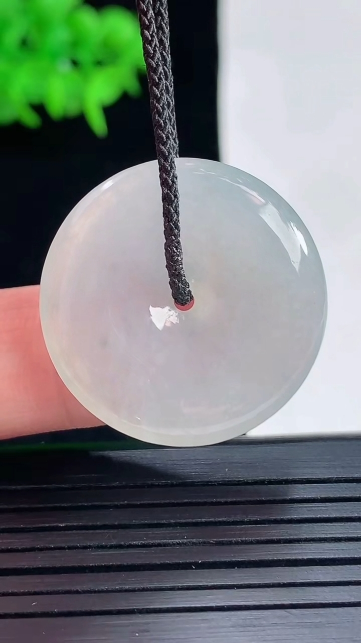 天然A货翡翠平安扣吊坠，尺寸27-4.2重量:6.60g
5月18日