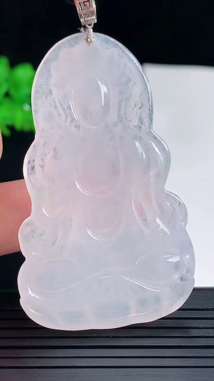天然A货翡翠种白冰度母菩萨吊坠，尺寸58.6-35.6-5重量:18.39g
5月18日