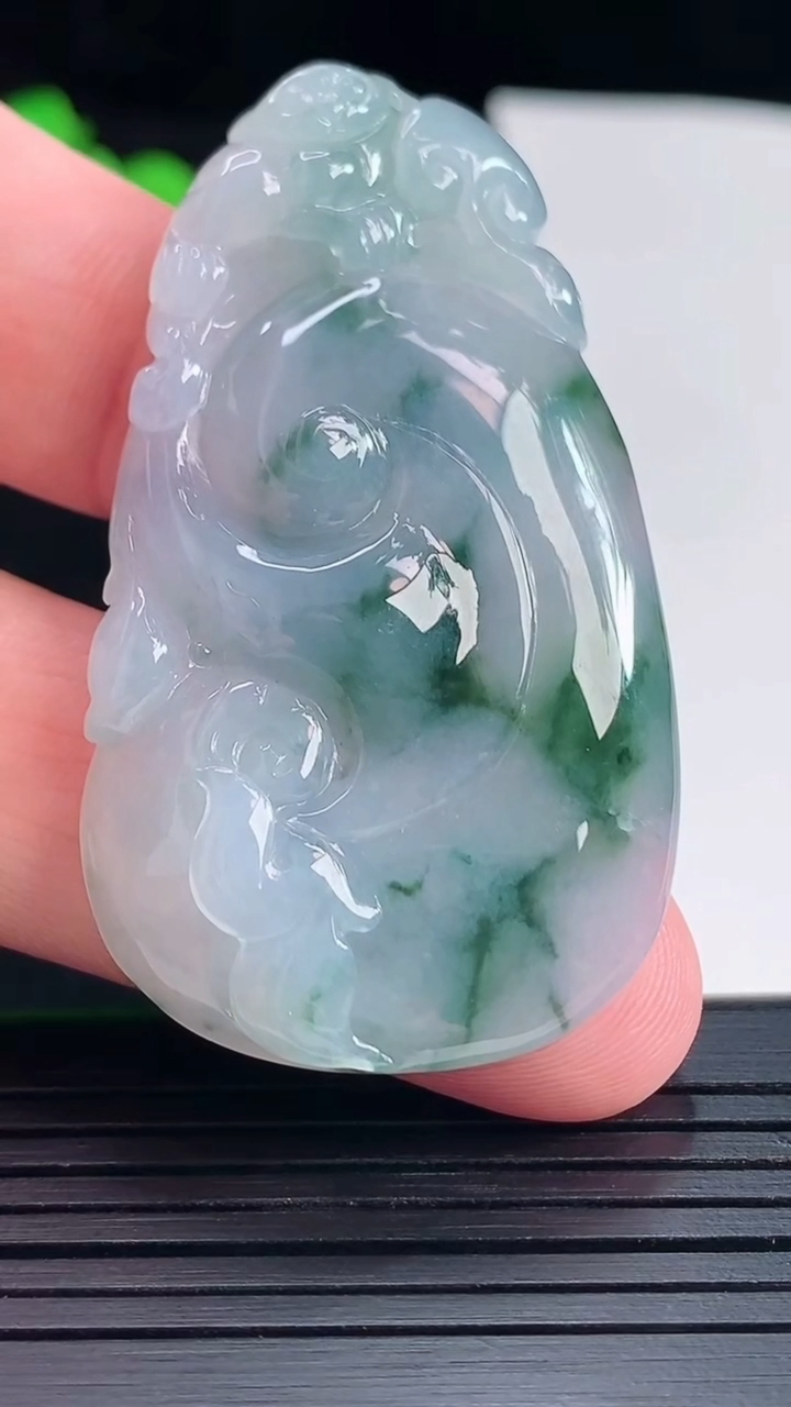 天然A货翡翠飘花如意吊坠，尺寸52.5-30-6.8重量:18.46g
5月18日
