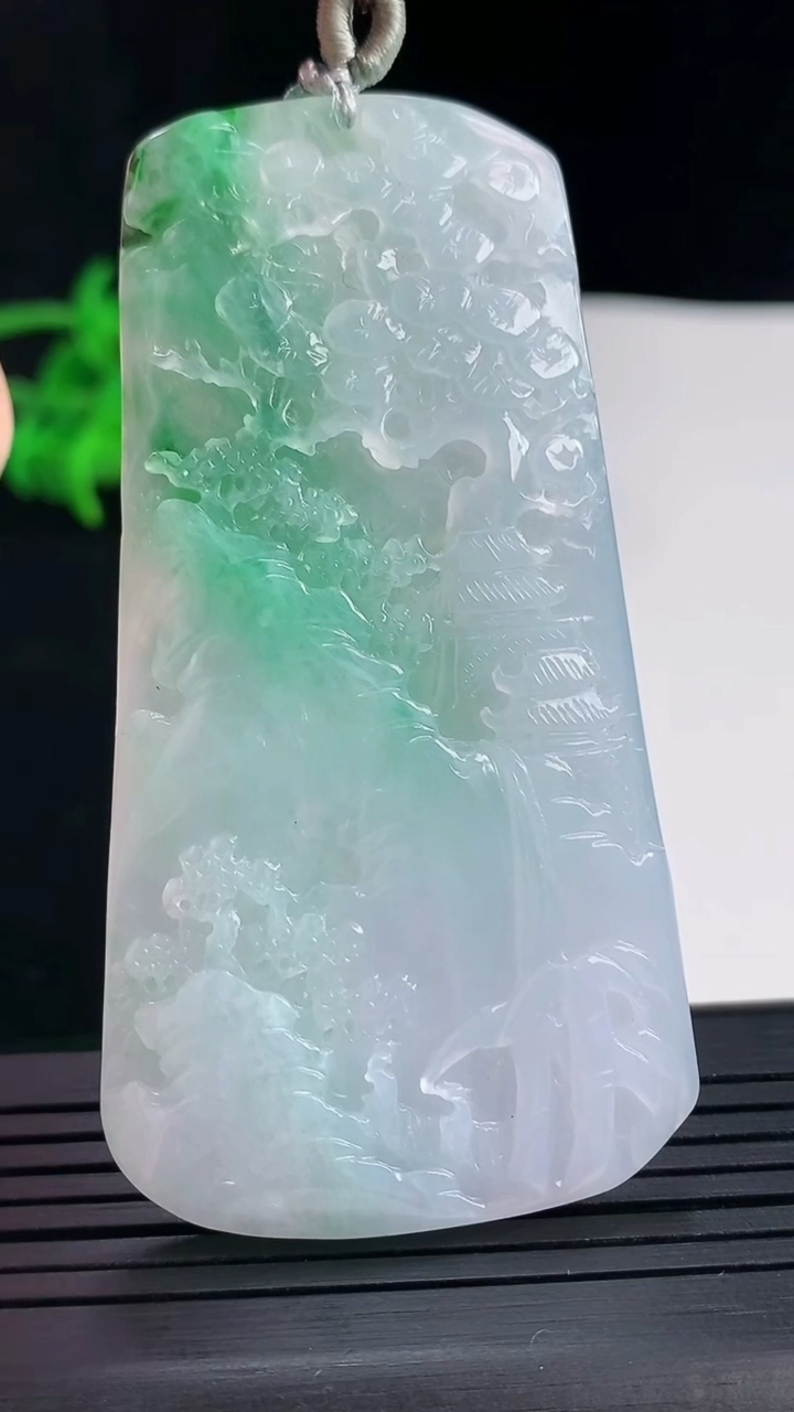 天然A货翡翠山水牌吊坠，尺寸70.6-38-5.2重量:31.30g
5月18日