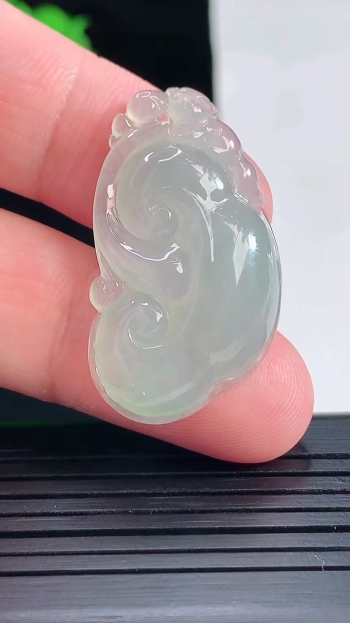 天然A货翡翠如意吊坠，尺寸35-20-6重量:6.5g
5月18日
