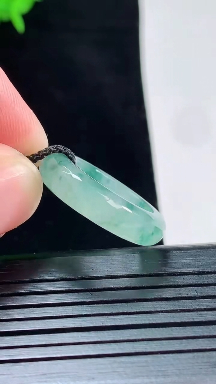 天然A货翡翠冰种飘花玉指环 戒指，尺寸17.6-6-4重量:4.22g2026年5月18日
工厂直销收藏佳品,种好水足，色泽均匀，有种有色，上手高大气！