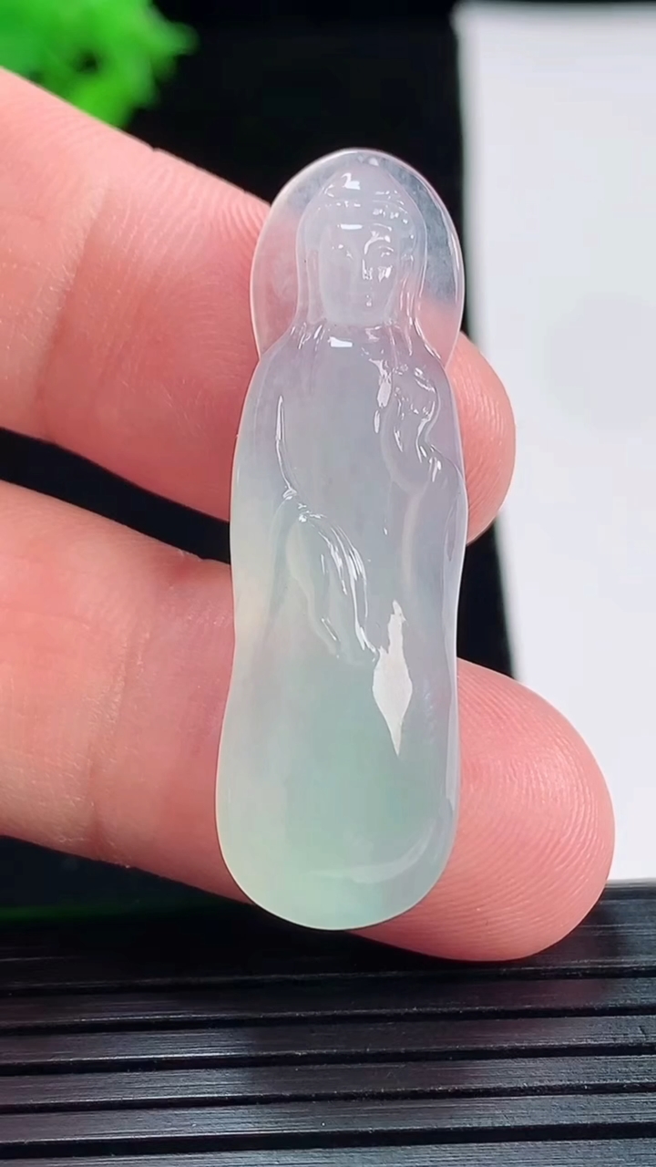 天然A货翡翠观音菩萨吊坠，尺寸40-12.6-5.8重量:5.59g
5月18日