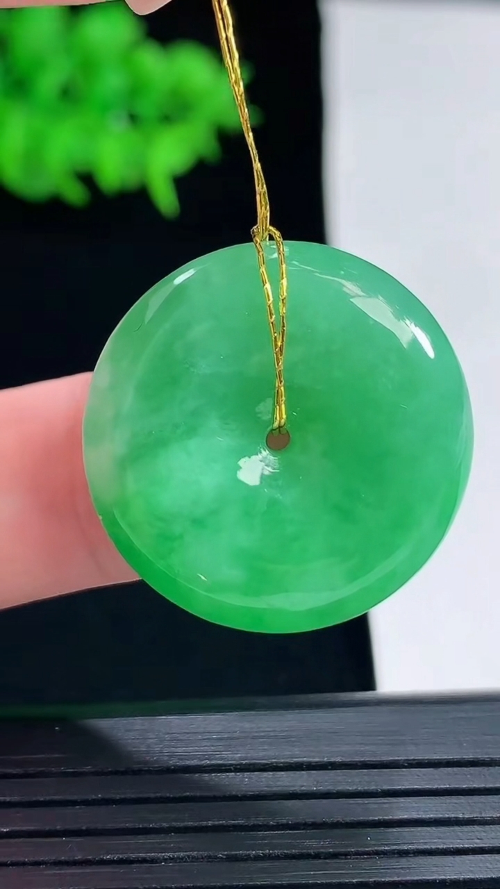 天然A货翡翠平安扣吊坠，尺寸25.5-6重量:8.22g
5月18日