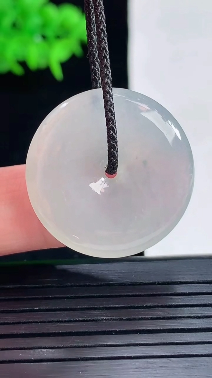 天然A货翡翠平安扣吊坠，尺寸27-4.2重量:6.60g
5月18日