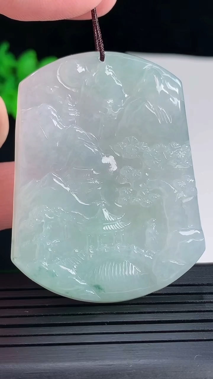 天然A货翡翠牌吊坠，尺寸55-42.8-4.6重量:28.67g
5月18日