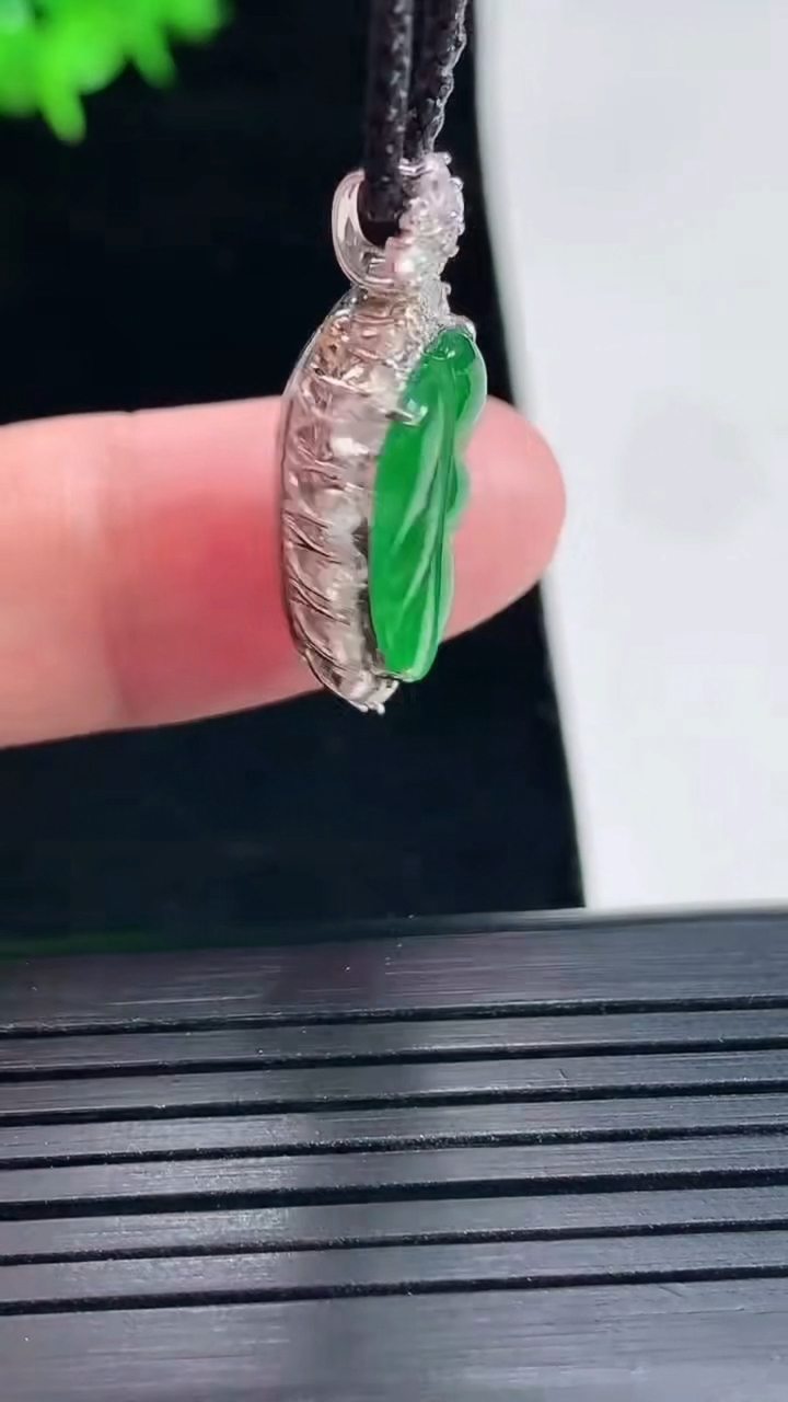 天然A货翡翠金枝玉叶 叶子吊坠，尺寸28-14.6-6.6，裸石17-11重量:3.92g
5月18日
