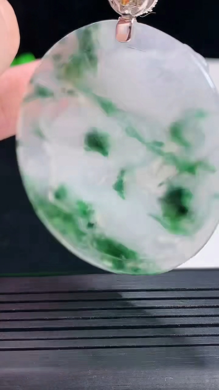天然A货翡翠种飘花龙牌吊坠，尺寸65.6-54-46-4.3重量:21.05g
5月18日