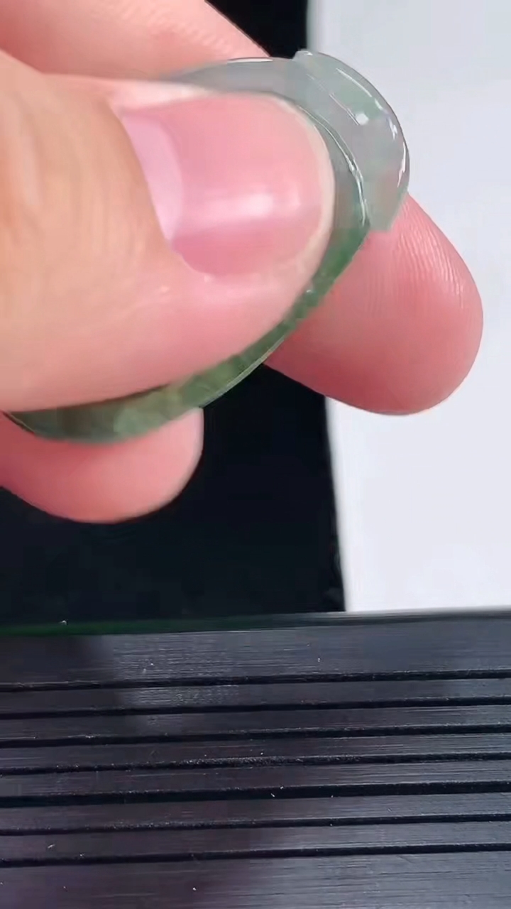 天然A货翡翠如意吊坠，尺寸33.5-21-6重量:7.86g
5月18日