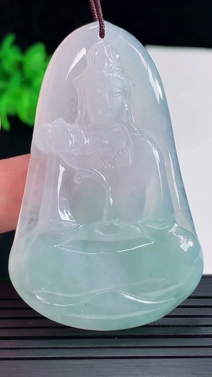 天然A货翡翠大势至菩萨吊坠，尺寸61-38-5.8重量:25.17g
5月18日