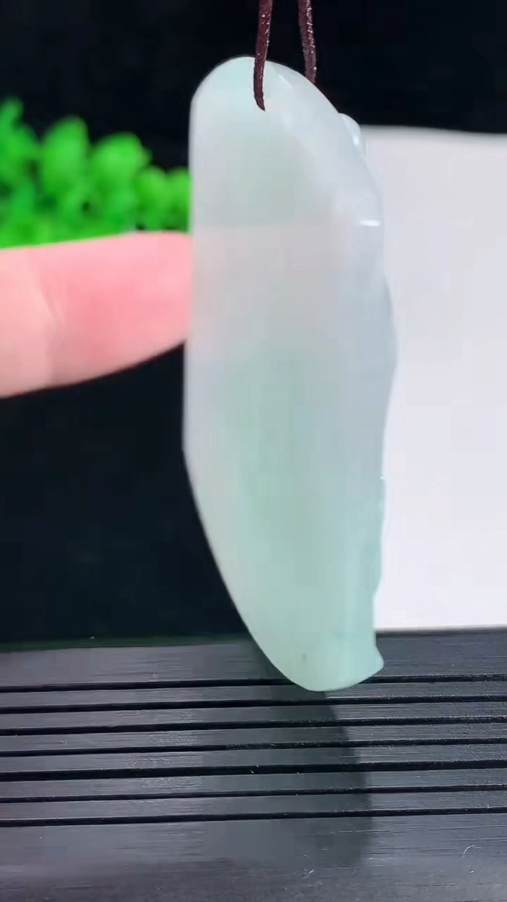 天然A货翡翠牌吊坠，尺寸55-42.8-4.6重量:28.67g
5月18日
