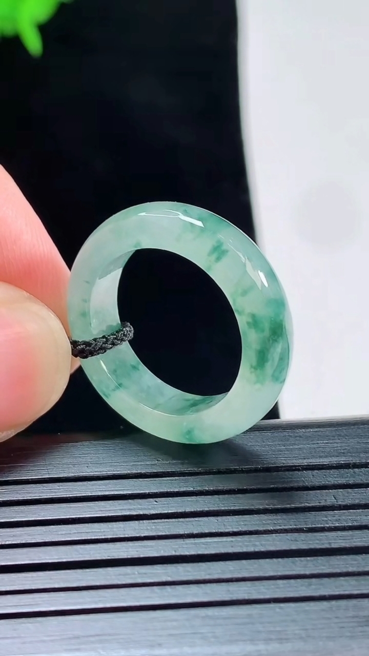天然A货翡翠冰种飘花玉指环 戒指，尺寸17.6-6-4重量:4.22g2026年5月18日
工厂直销收藏佳品,种好水足，色泽均匀，有种有色，上手高大气！