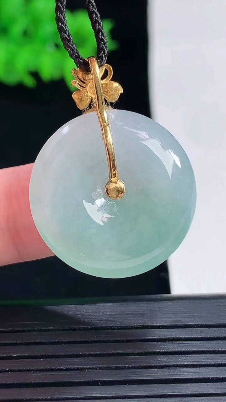 天然A货翡翠平安扣吊坠，尺寸32.5-24.5-5.8重量:7.08g
5月18日