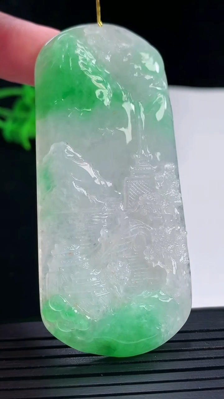 天然A货翡翠山水牌吊坠，尺寸77-34.2-7重量:44.08g
5月18日