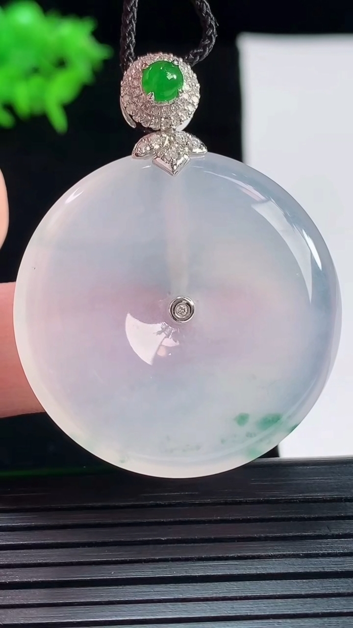 天然A货翡翠种飘花平安扣吊坠，尺寸45.6-35.5-5.5重量:16.15g
5月18日