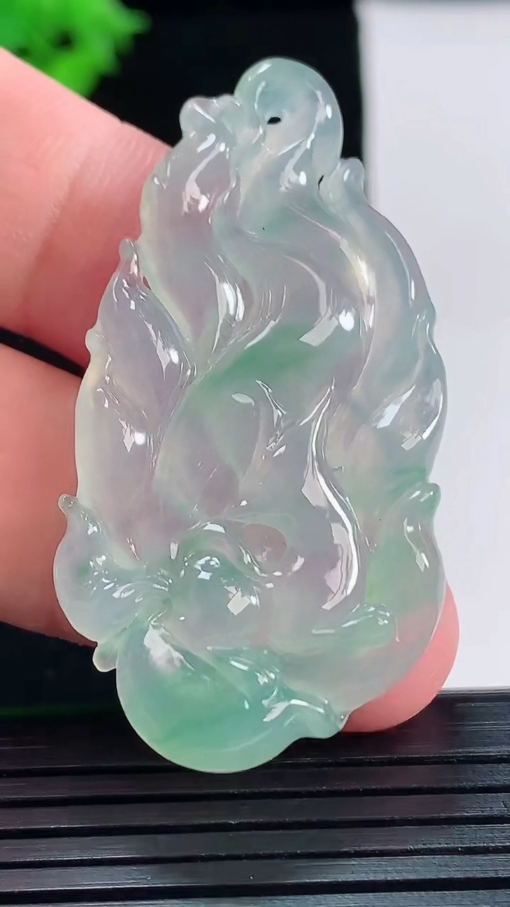 天然A货翡翠九尾狐吊坠，尺寸49.2-25.6-5.5重量:11.12g
5月18日