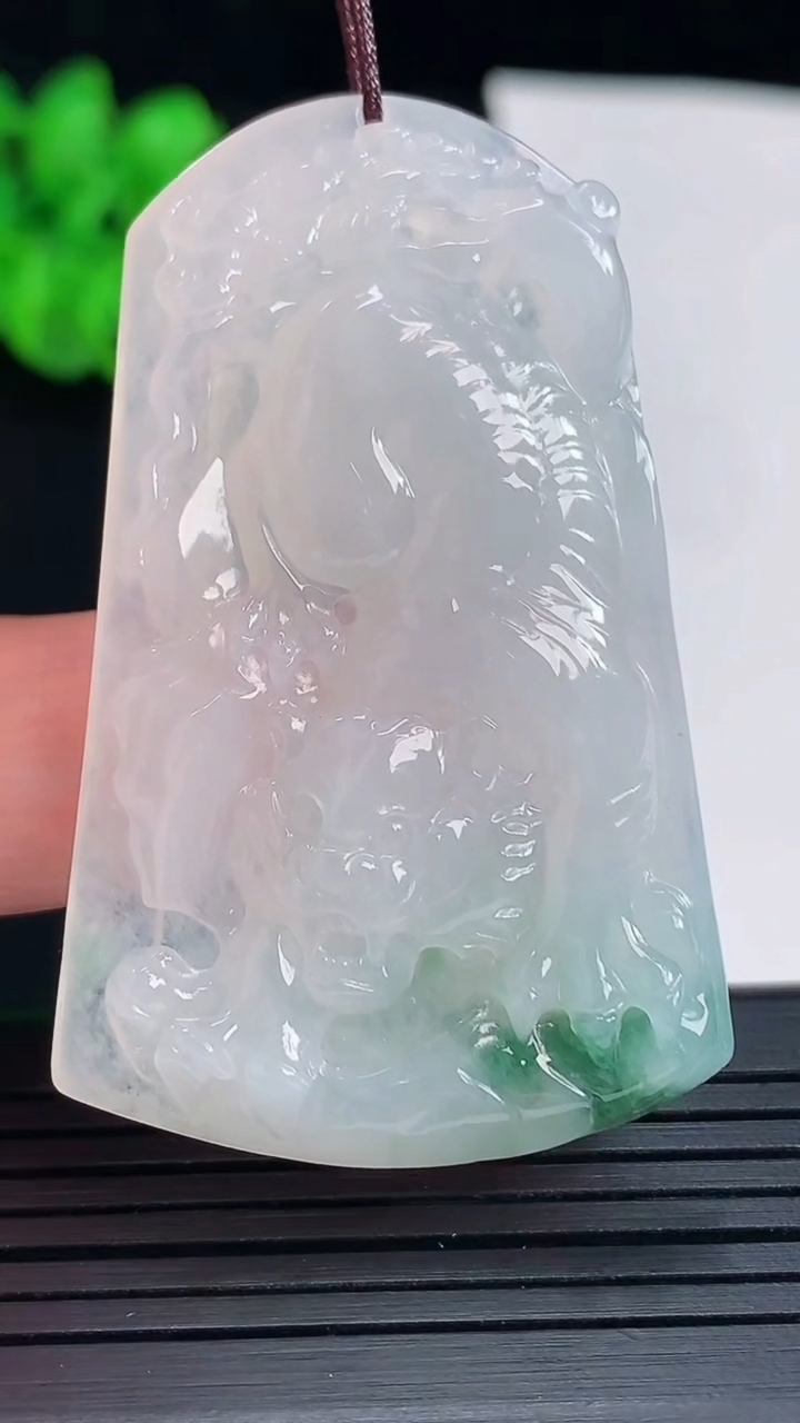 天然A货翡翠飘花生肖虎吊坠，尺寸52-32.8-6.2重量:18.38g
5月18日