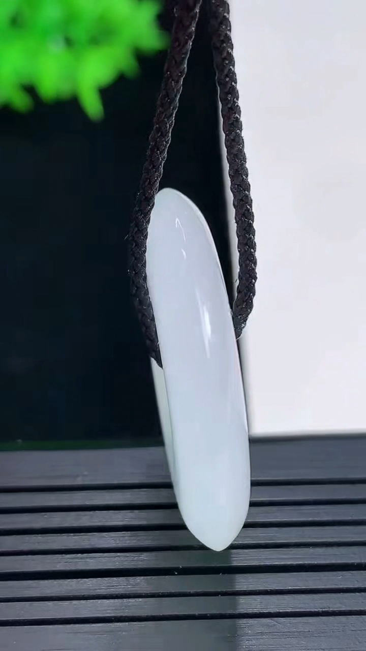 天然A货翡翠平安扣吊坠，尺寸31-5.5重量:11.51g
5月18日