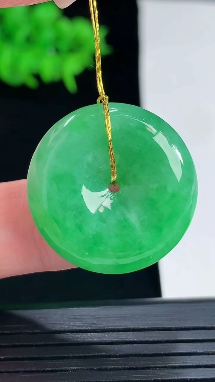 天然A货翡翠平安扣吊坠，尺寸25.5-6重量:8.22g
5月18日