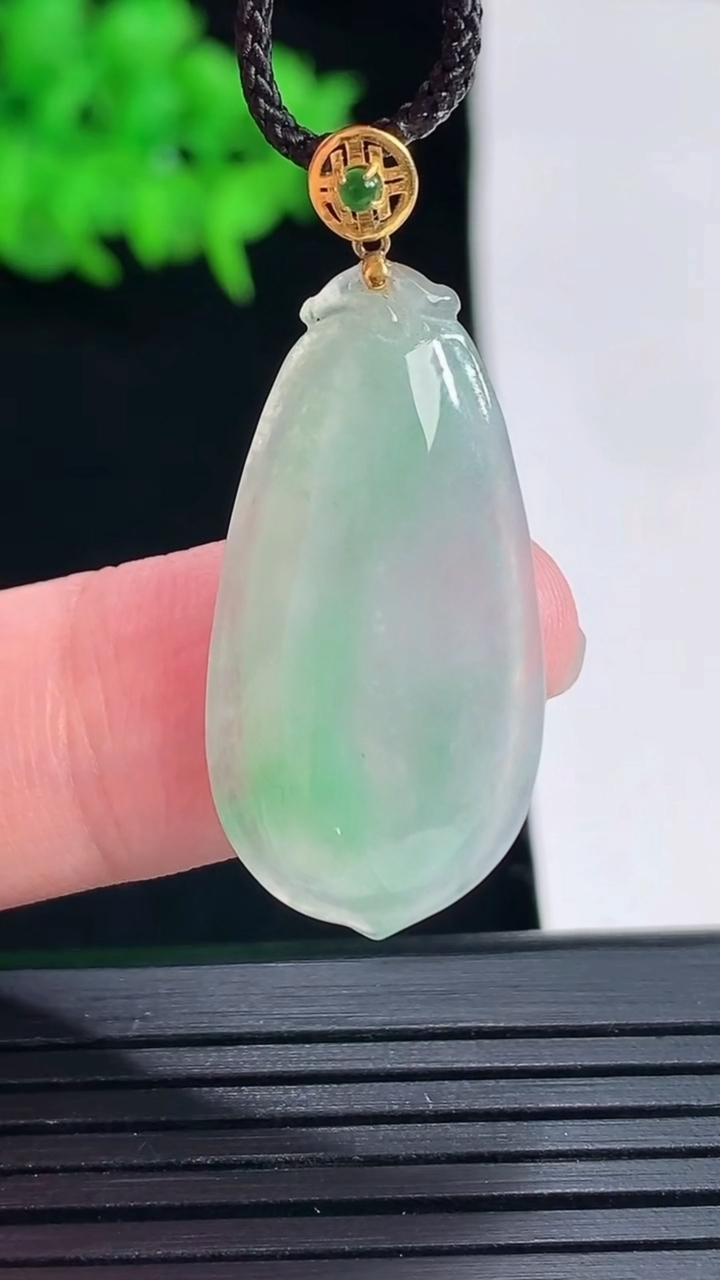 天然A货翡翠福瓜吊坠，尺寸29.6-15-4重量:3.27g
5月18日
