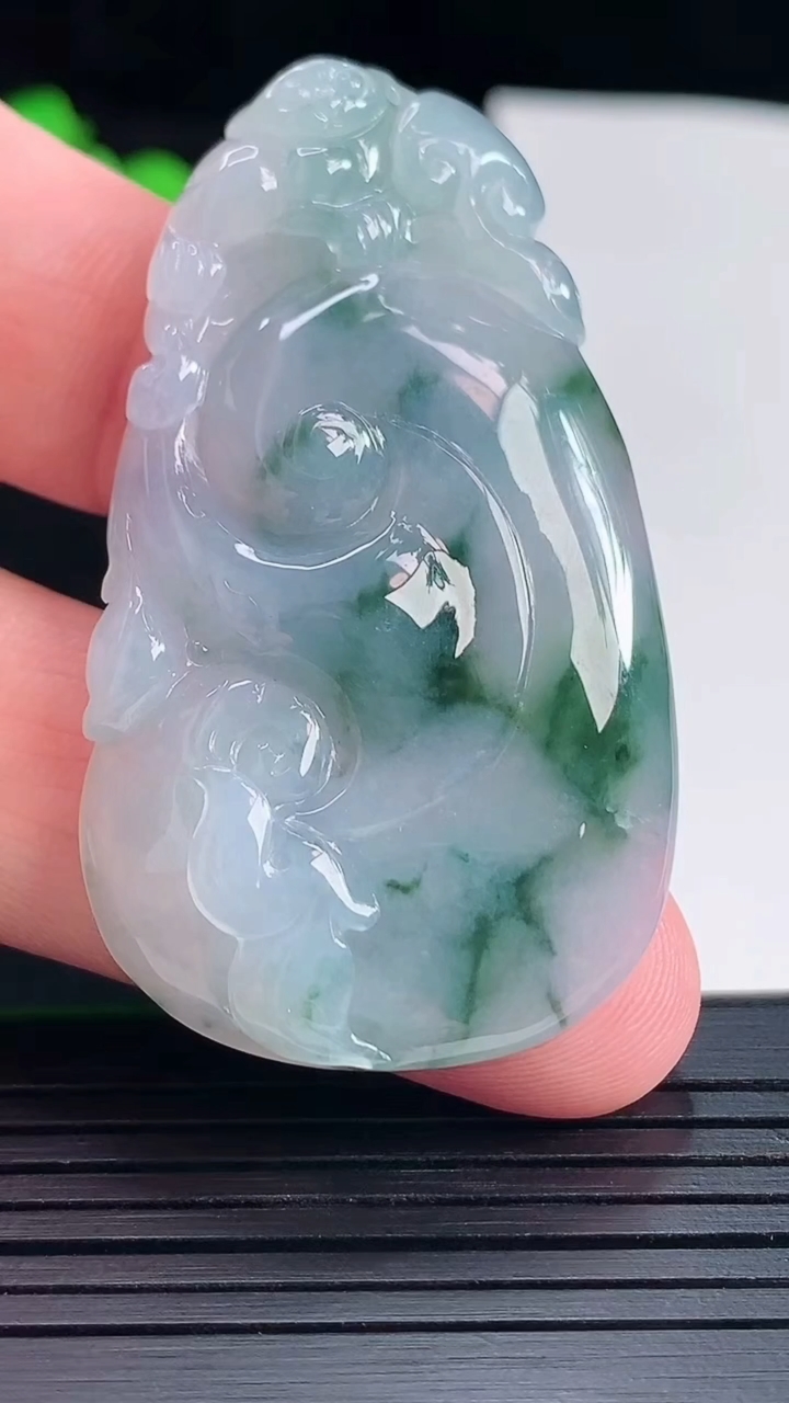天然A货翡翠飘花如意吊坠，尺寸52.5-30-6.8重量:18.46g
5月18日