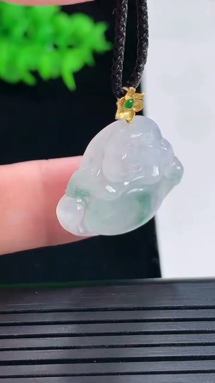 天然A货翡翠种飘花佛公吊坠，尺寸22-25.5-5重量:4.48g
5月18日