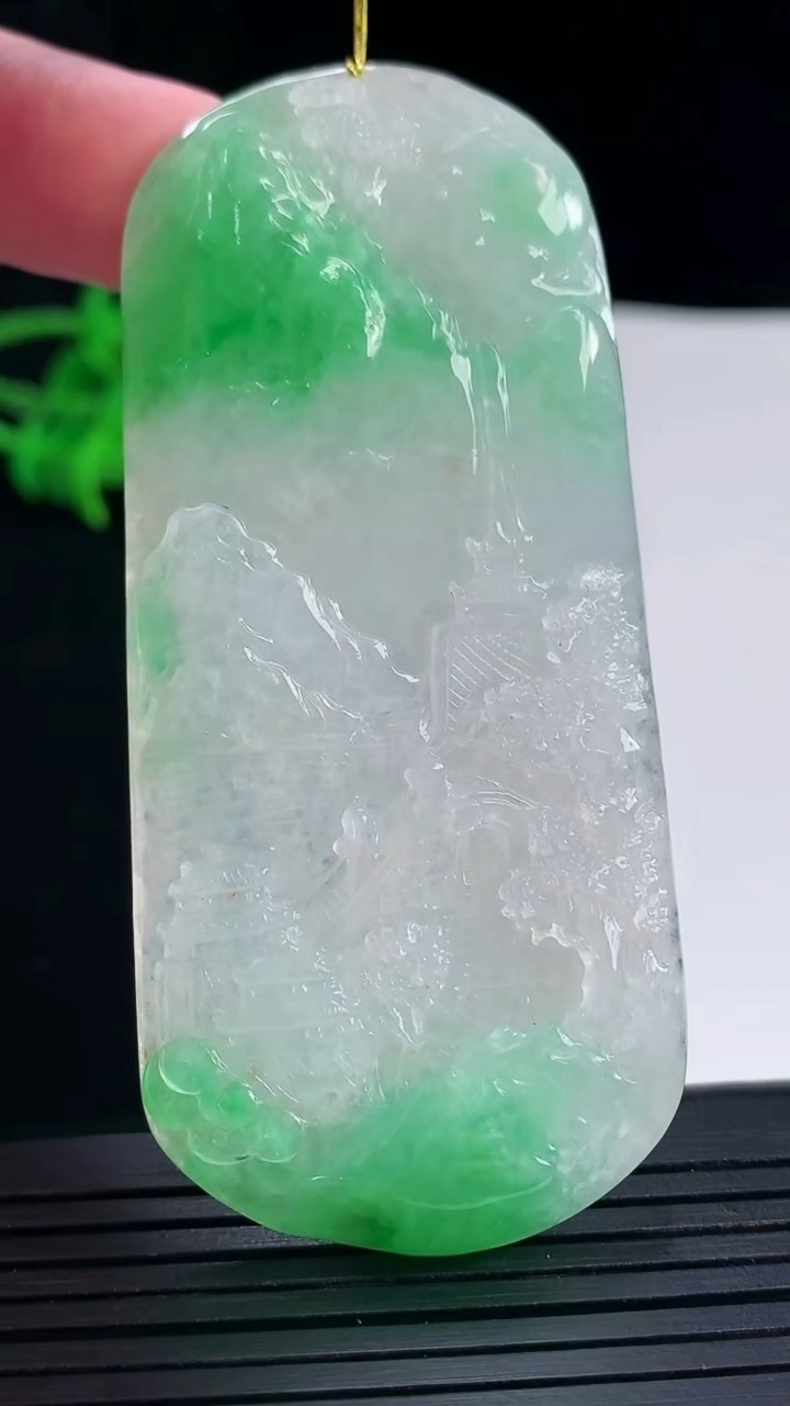 天然A货翡翠山水牌吊坠，尺寸77-34.2-7重量:44.08g
5月18日