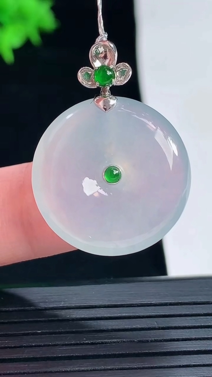 天然A货翡翠种飘花平安扣吊坠，尺寸30.6-23-5.8重量:6.86g
5月18日