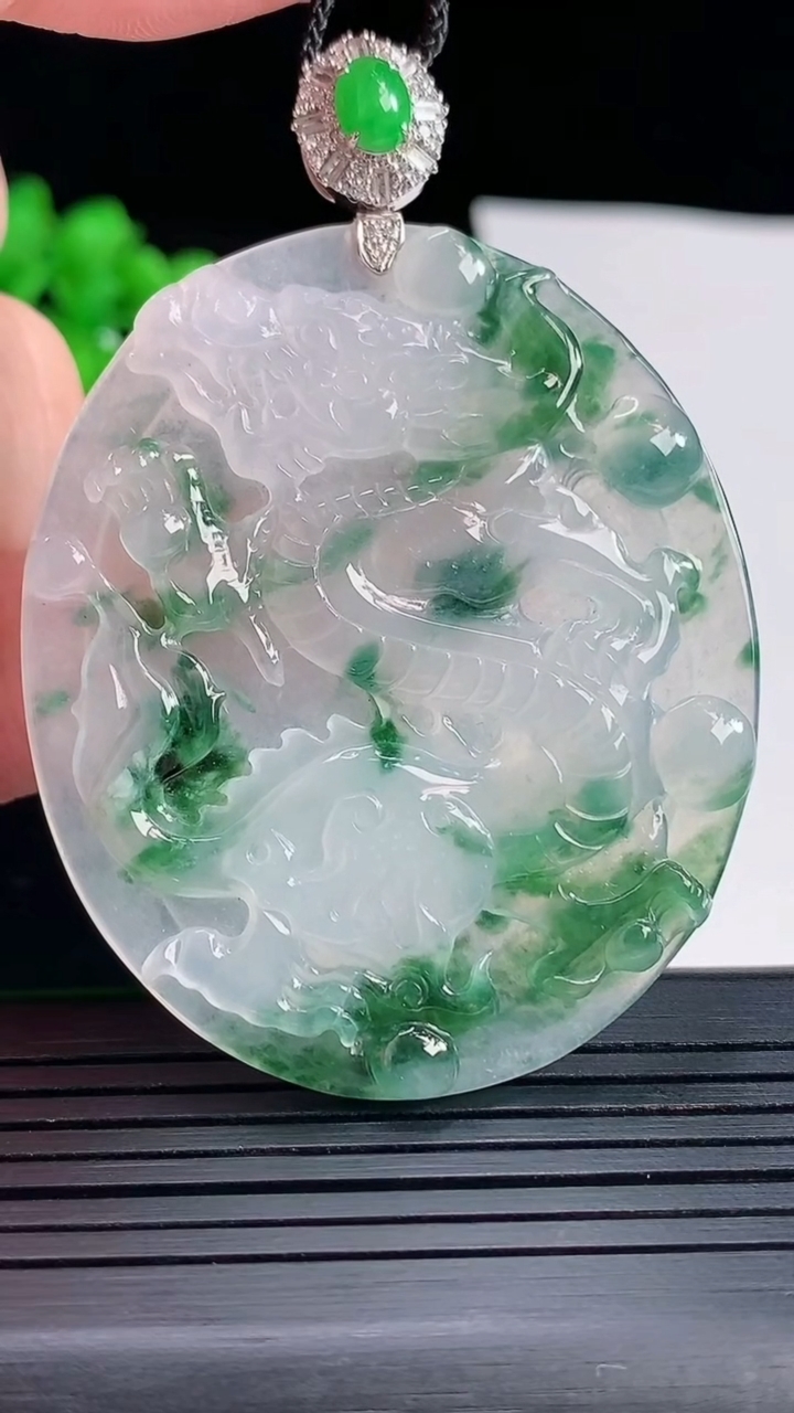 天然A货翡翠种飘花龙牌吊坠，尺寸65.6-54-46-4.3重量:21.05g
5月18日