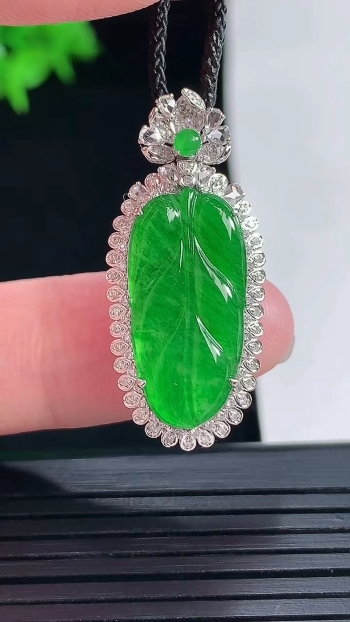 天然A货翡翠金枝玉叶 叶子吊坠，尺寸32-14.2-8，裸石20.5-10.5重量:3.63g
5月