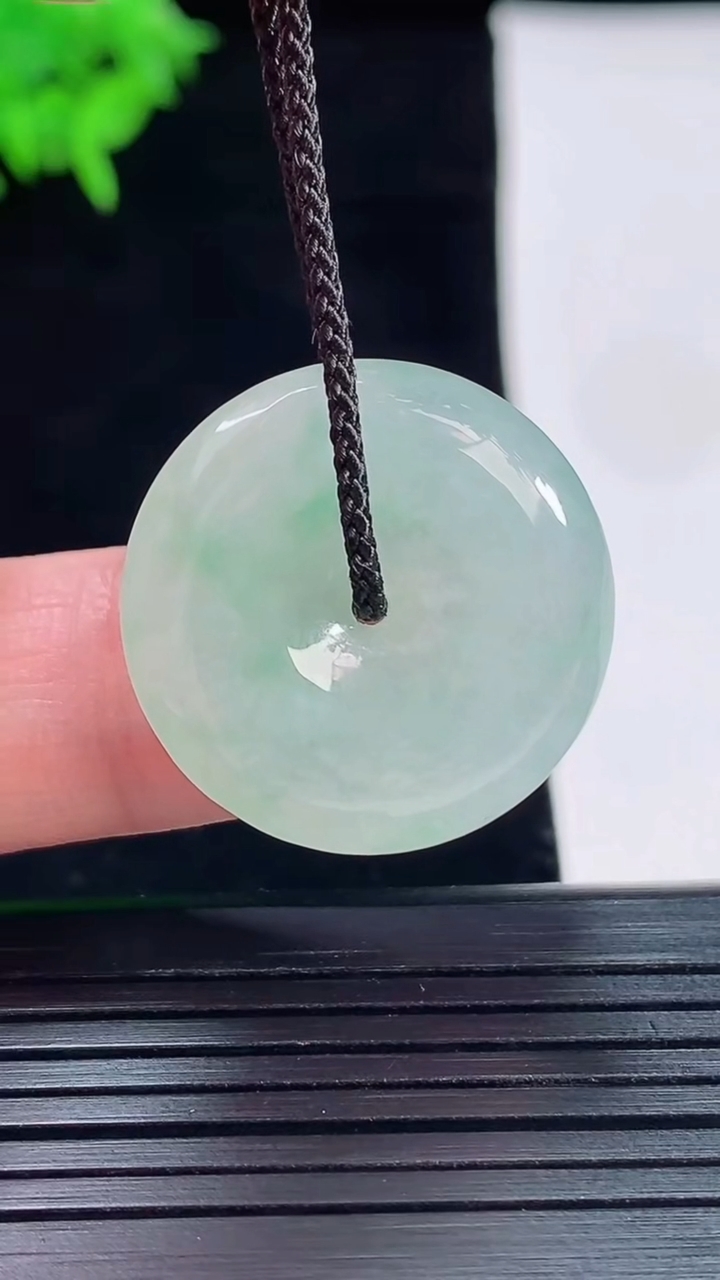 天然A货翡翠平安扣吊坠，尺寸24.5-5.8重量:6.98g
5月18日