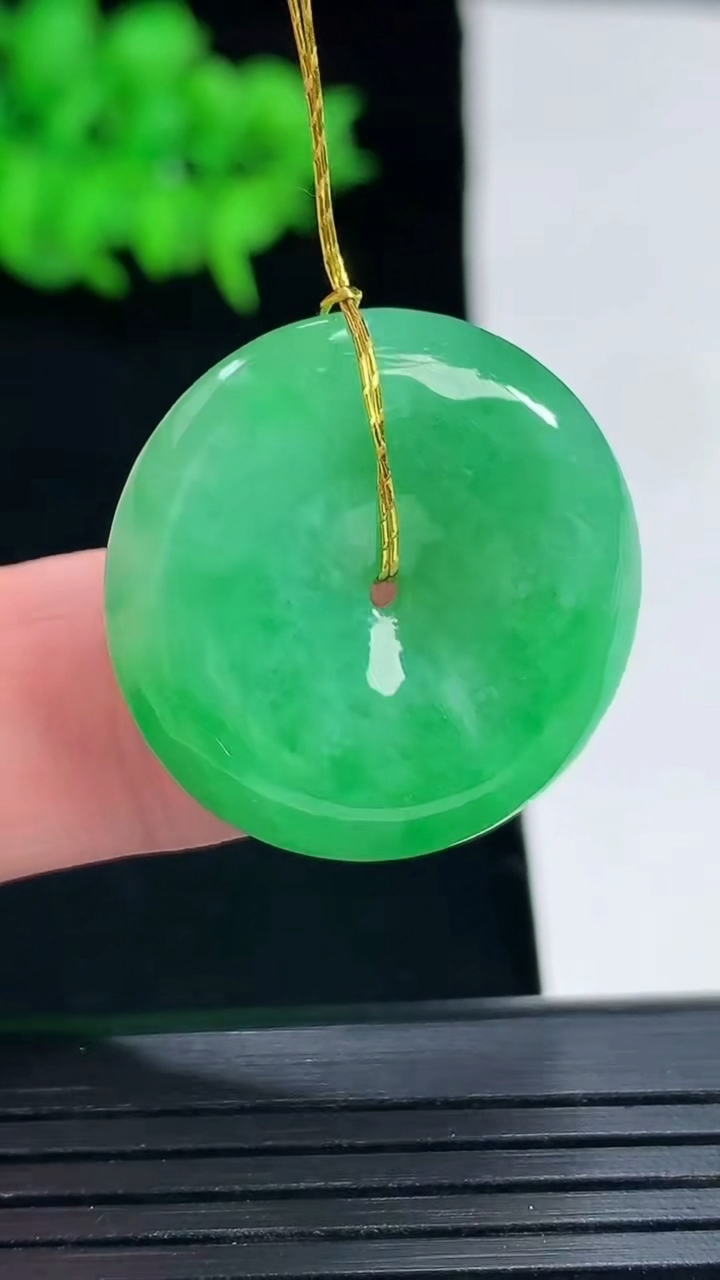 天然A货翡翠平安扣吊坠，尺寸25.5-6重量:8.22g
5月18日