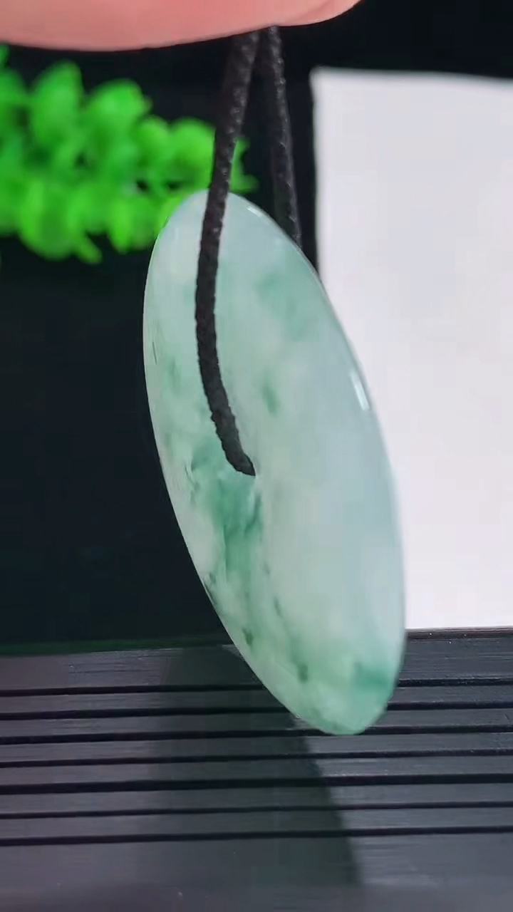 天然A货翡翠飘花平安扣吊坠，尺寸42-5.5重量:21.45g
5月18日