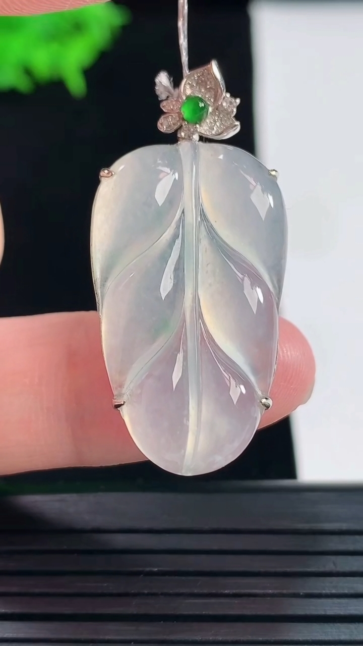 天然A货翡翠金枝玉叶 叶子吊坠，尺寸38.5-18-7.2，裸石29.5-18重量:5.36g
5月