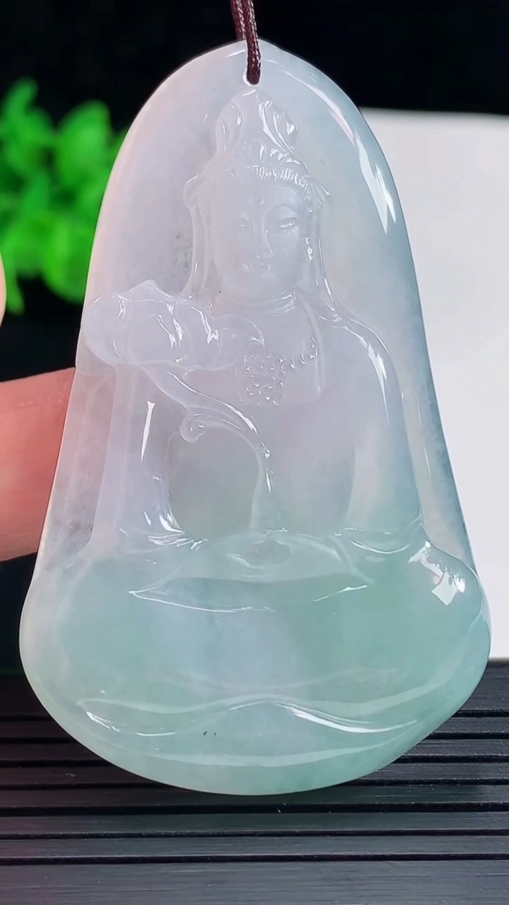 天然A货翡翠大势至菩萨吊坠，尺寸61-38-5.8重量:25.17g
5月18日