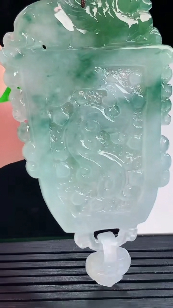 天然A货翡翠飘花仿古龙牌吊坠，尺寸67-41-4.8重量:28.66g
5月18日