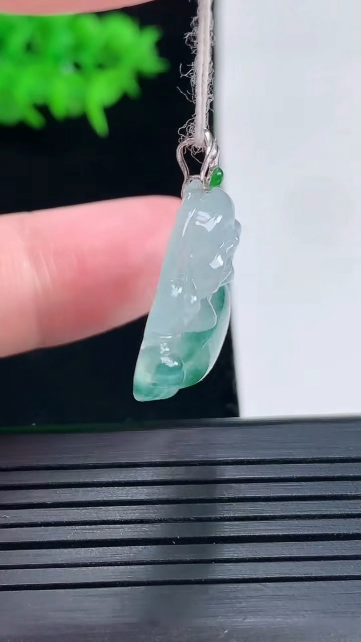 天然A货翡翠种飘花佛公吊坠，尺寸27.6-21.5-25.5-5.8重量:5.05g
5月18日