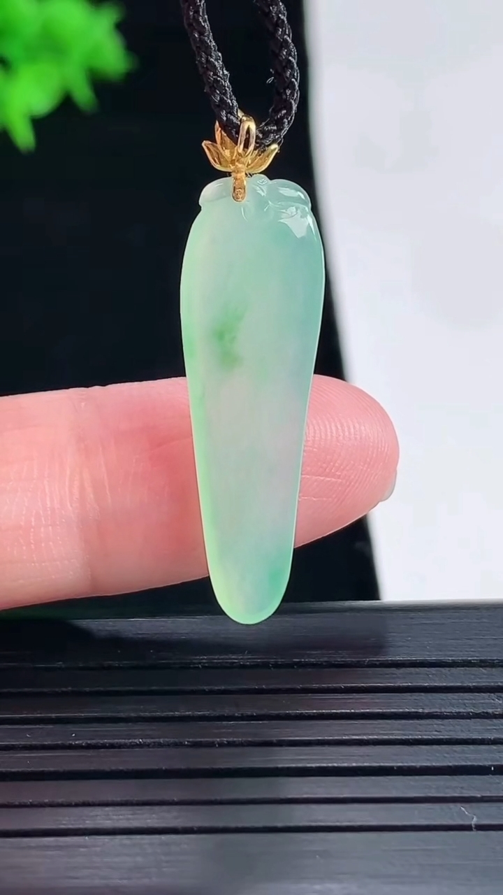 天然A货翡翠福瓜吊坠，尺寸29-9.8-3重量:1.93g
5月18日