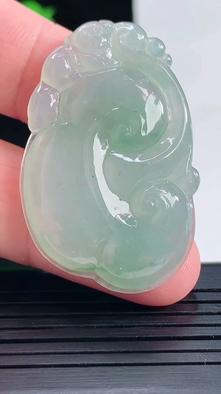 天然A货翡翠如意吊坠，尺寸43-28-5.8重量:11.18g
5月18日