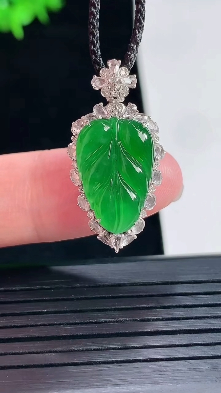 天然A货翡翠金枝玉叶 叶子吊坠，尺寸28-14.6-6.6，裸石17-11重量:3.92g
5月18