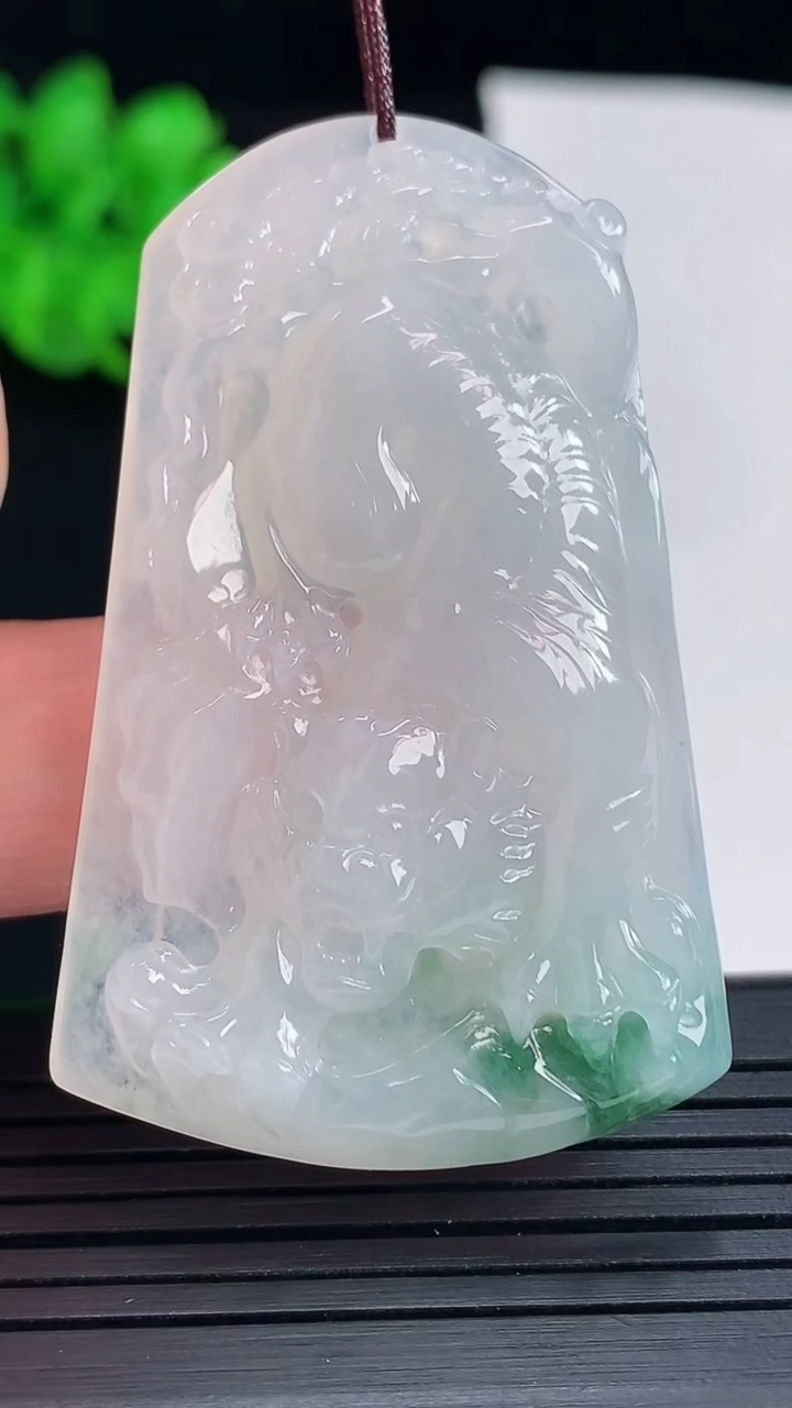 天然A货翡翠飘花生肖虎吊坠，尺寸52-32.8-6.2重量:18.38g
5月18日