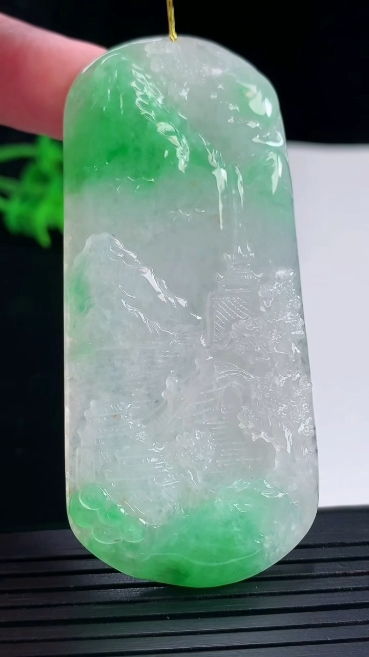 天然A货翡翠山水牌吊坠，尺寸77-34.2-7重量:44.08g
5月18日
