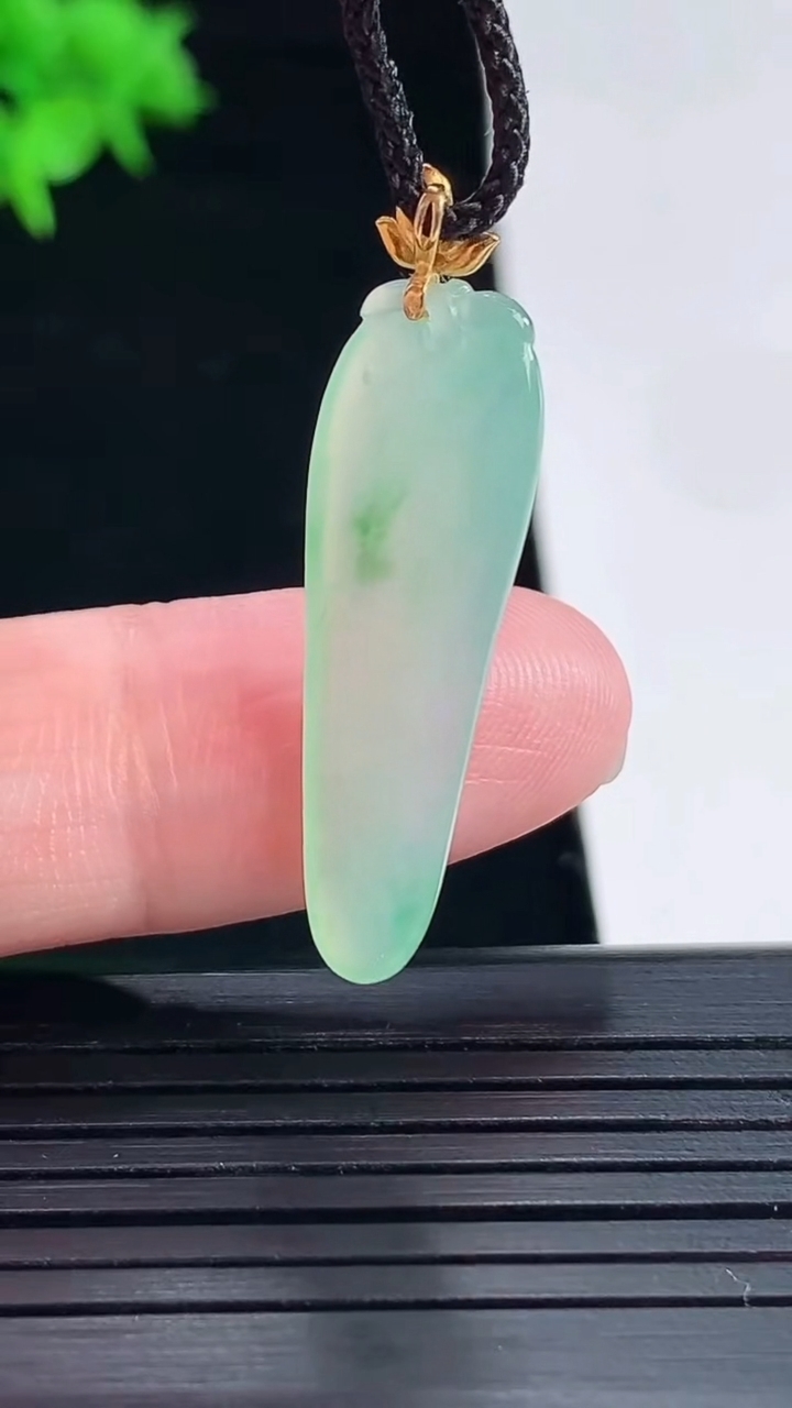 天然A货翡翠福瓜吊坠，尺寸29-9.8-3重量:1.93g
5月18日