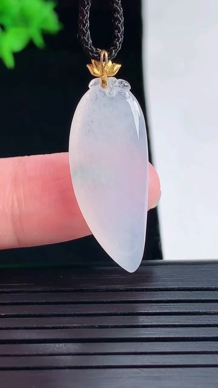 天然A货翡翠18k金飘花福瓜吊坠，尺寸30-12.2-5重量:3.40g
5月18日