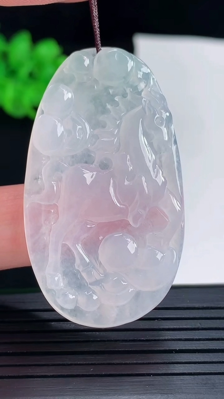 天然A货翡翠生肖马吊坠，尺寸49-28-4重量:10.90g
5月18日